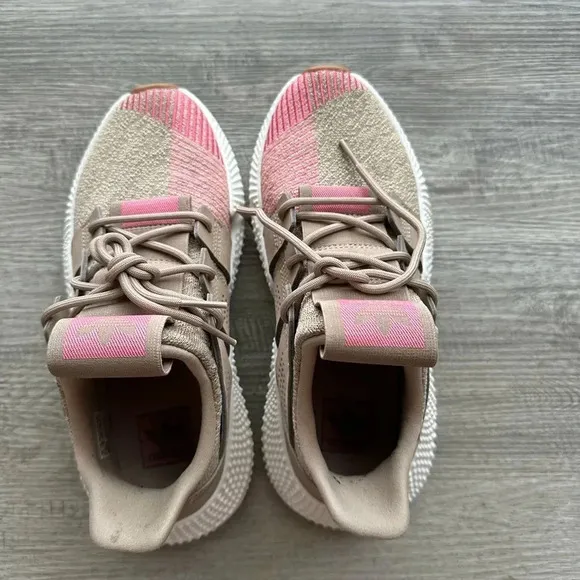 Adidas shoes  Size 5.5 fit like 6 excellent condition