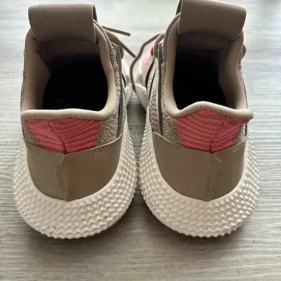 Adidas shoes  Size 5.5 fit like 6 excellent condition