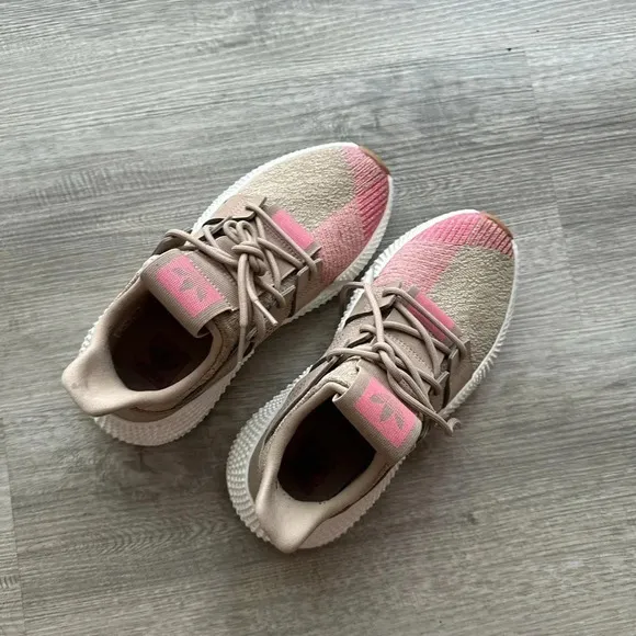 Adidas shoes  Size 5.5 fit like 6 excellent condition