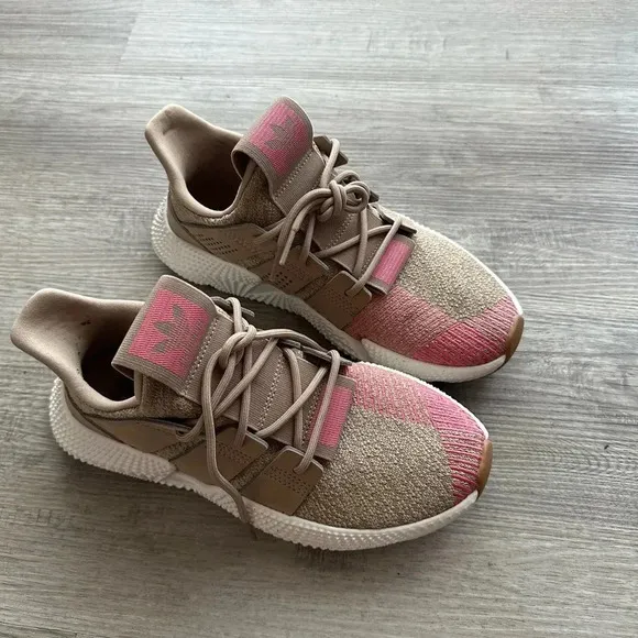 Adidas shoes  Size 5.5 fit like 6 excellent condition