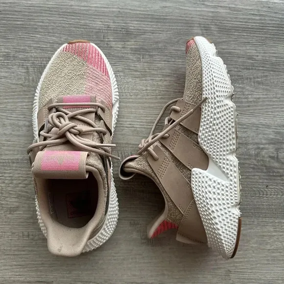 Adidas shoes  Size 5.5 fit like 6 excellent condition