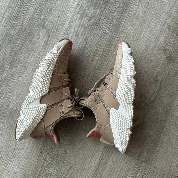 Adidas shoes  Size 5.5 fit like 6 excellent condition
