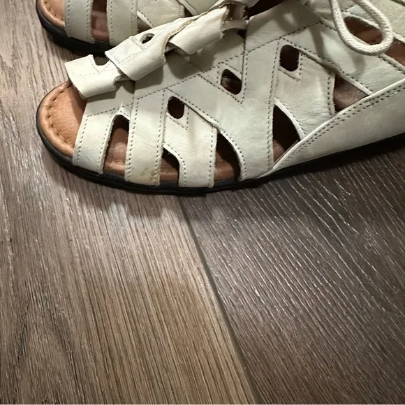 Beautifeel Sandals Size 7 1/2 Ivory White
