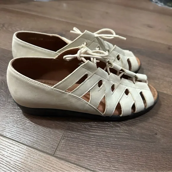 Beautifeel Sandals Size 7 1/2 Ivory White