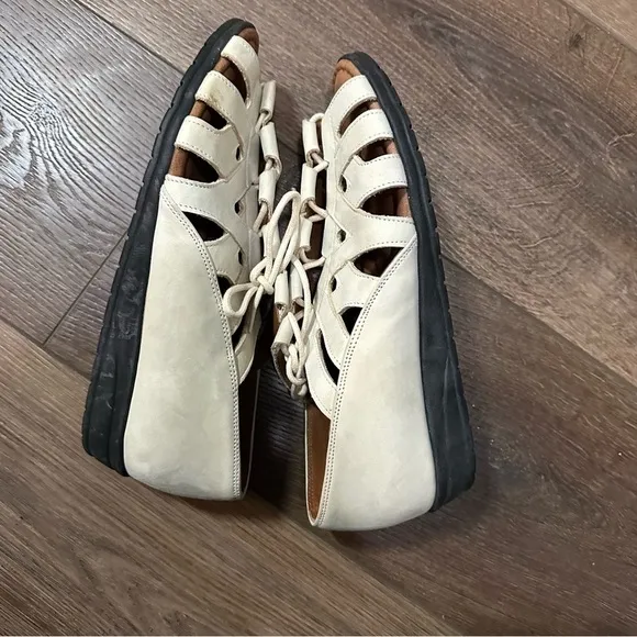 Beautifeel Sandals Size 7 1/2 Ivory White