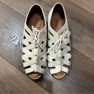 Beautifeel Sandals Size 7 1/2 Ivory White