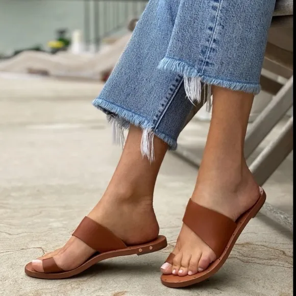 Beek Finch Sandals NWOT.size 7