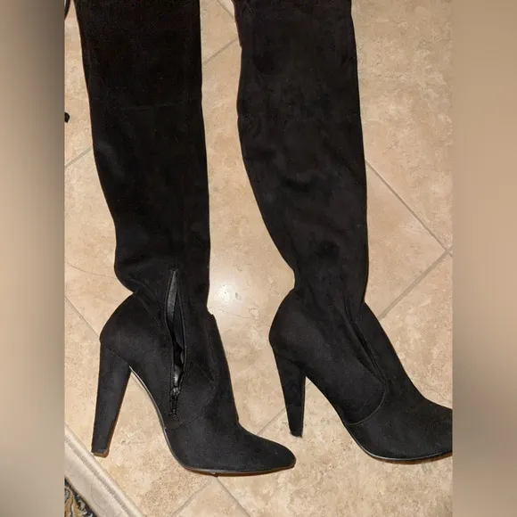 Boots soft suede like black knee boots size 9 🖤✨