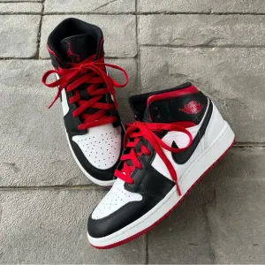 Boys Nike Air Jordan 1 Mid