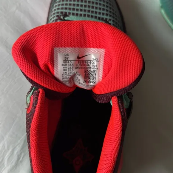 Boys Nikes 5Y