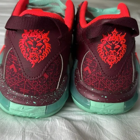 Boys Nikes 5Y
