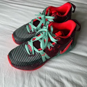 Boys Nikes 5Y