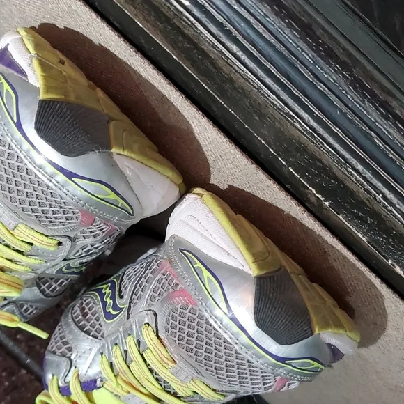 BROOKS ATHLETIC SHOES SIZE 9.5 WIDE