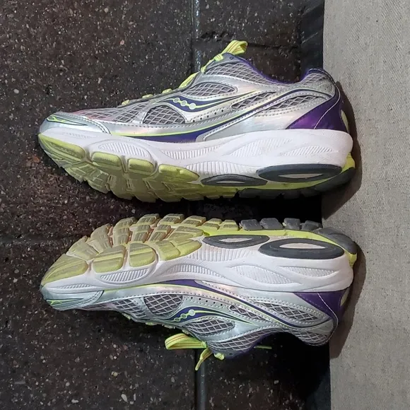 BROOKS ATHLETIC SHOES SIZE 9.5 WIDE