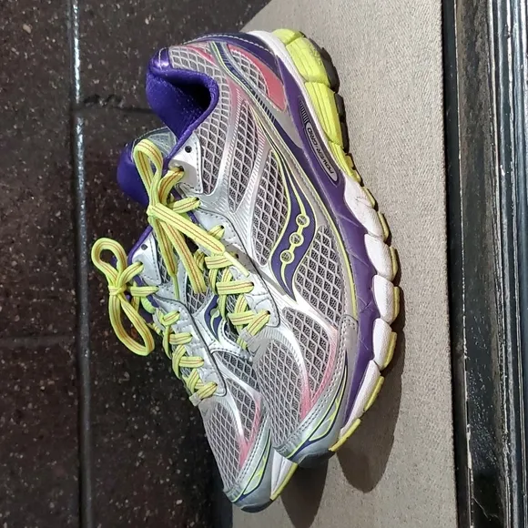 BROOKS ATHLETIC SHOES SIZE 9.5 WIDE