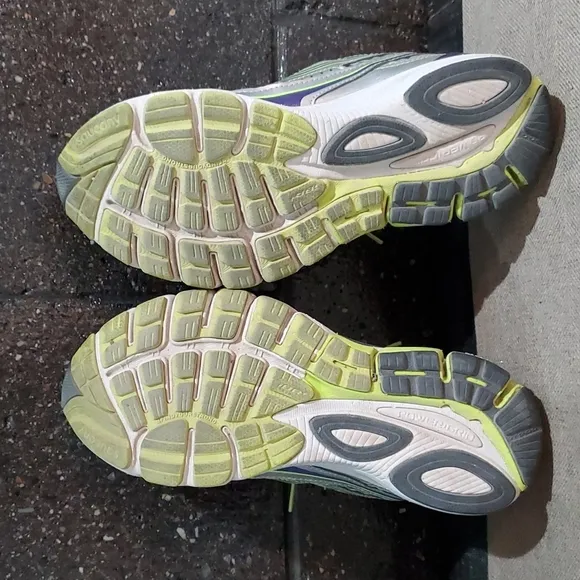 BROOKS ATHLETIC SHOES SIZE 9.5 WIDE