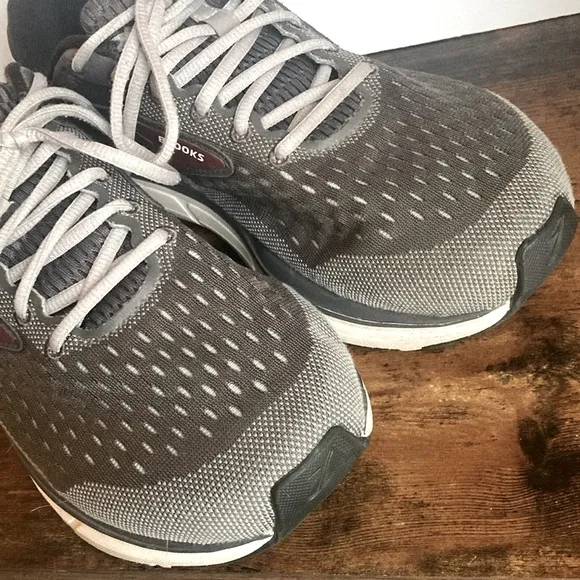 BROOKS Dyad 11 Running Shoes Charcoal Gray Burgundy White Mens 9.5 4E Extra Wide