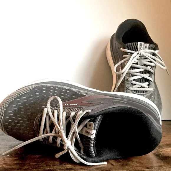 BROOKS Dyad 11 Running Shoes Charcoal Gray Burgundy White Mens 9.5 4E Extra Wide