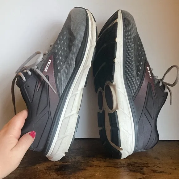 BROOKS Dyad 11 Running Shoes Charcoal Gray Burgundy White Mens 9.5 4E Extra Wide