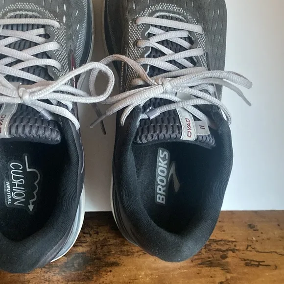 BROOKS Dyad 11 Running Shoes Charcoal Gray Burgundy White Mens 9.5 4E Extra Wide