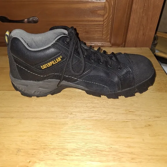 Caterpillar Men's Black Safety Toe Work Shoes In A Size 9.5 Wide Width. EUC
