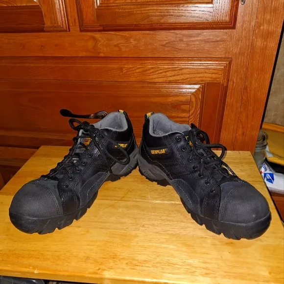 Caterpillar Men's Black Safety Toe Work Shoes In A Size 9.5 Wide Width. EUC