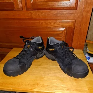 Caterpillar Men's Black Safety Toe Work Shoes In A Size 9.5 Wide Width. EUC