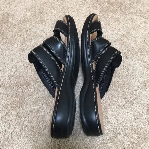 CLARKS collection sizs 7 M black soft sandals