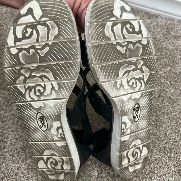 COPY - Women's sofft size 10 black sandals • only worn a few times