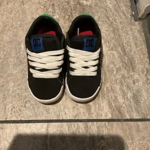 DC Striker kids Shoes Size 11 youth   free gift!!!