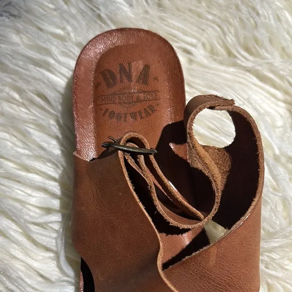 DNA FOOTWEAR