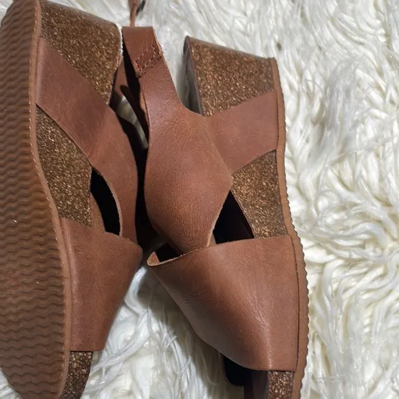 DNA FOOTWEAR
