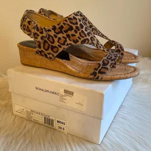 Donald Pliner Dalton T-Strap Wedge Sandals Brown Suede Leopard Print 9.5 NIB