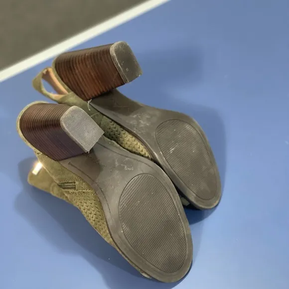 Essex Lane Size 9.5 Olive Green Shoes