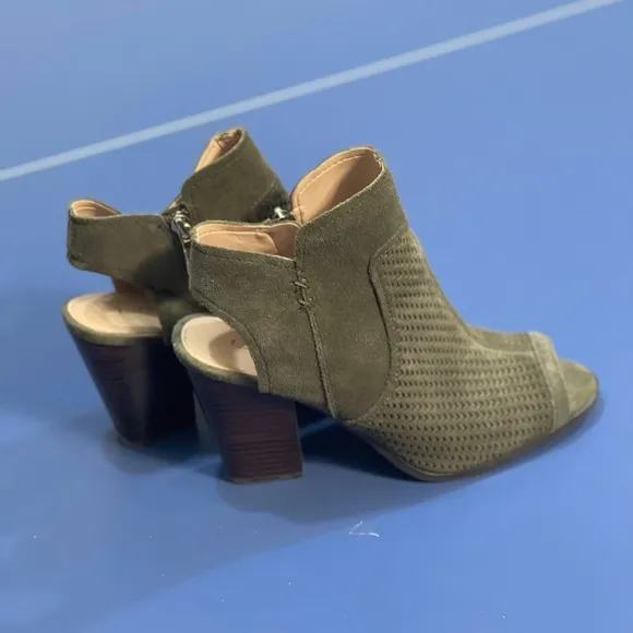 Essex Lane Size 9.5 Olive Green Shoes