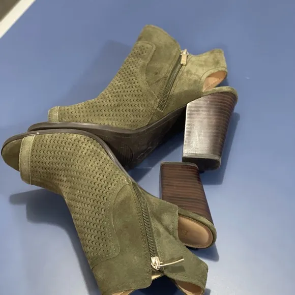 Essex Lane Size 9.5 Olive Green Shoes