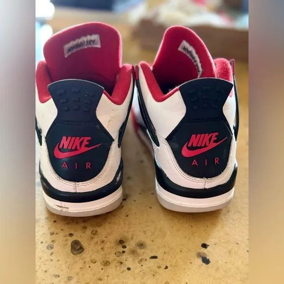 ❤️🖤FIRE RED JORDAN 4s SIZE 6.5y 🖤❤️