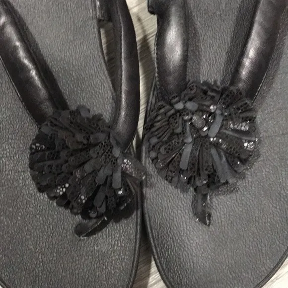 FitFlop ™ Black Leather Flowerball Sandals size 10