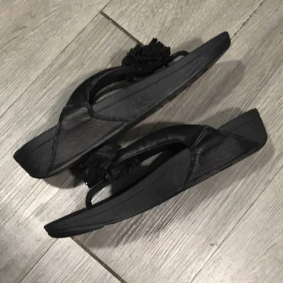 FitFlop ™ Black Leather Flowerball Sandals size 10