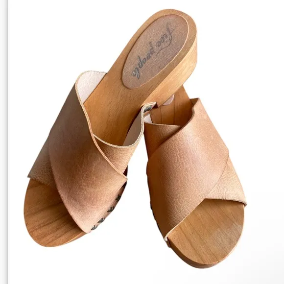 Free People Sonnet Clog Stud accents in Natural/ tan Size 39