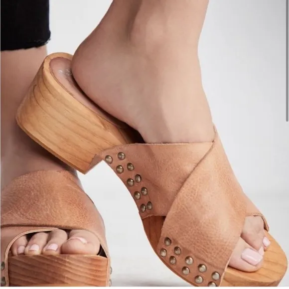 Free People Sonnet Clog Stud accents in Natural/ tan Size 39