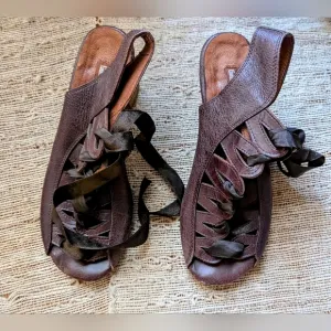 Gee WaWa •  Sandals in Brown
