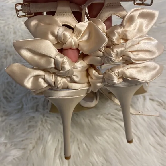 GIANNI BINI SANDALS SIZE 9 BNWOT COLOR CREAM/BEIGE LEATHER SOLE HEEL 4”