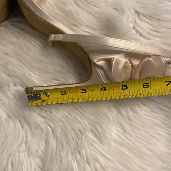 GIANNI BINI SANDALS SIZE 9 BNWOT COLOR CREAM/BEIGE LEATHER SOLE HEEL 4”