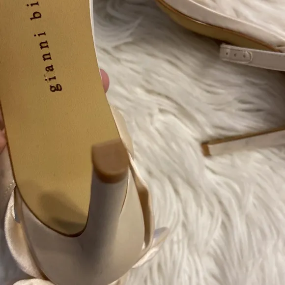 GIANNI BINI SANDALS SIZE 9 BNWOT COLOR CREAM/BEIGE LEATHER SOLE HEEL 4”