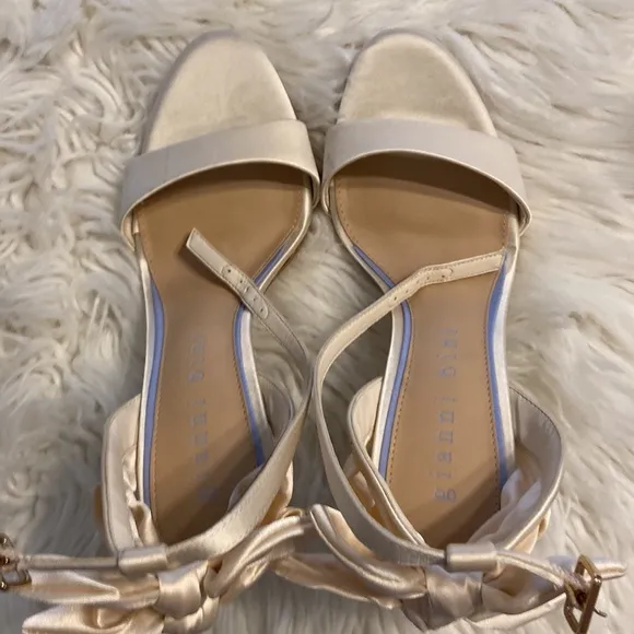 GIANNI BINI SANDALS SIZE 9 BNWOT COLOR CREAM/BEIGE LEATHER SOLE HEEL 4”