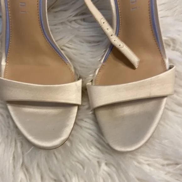 GIANNI BINI SANDALS SIZE 9 BNWOT COLOR CREAM/BEIGE LEATHER SOLE HEEL 4”
