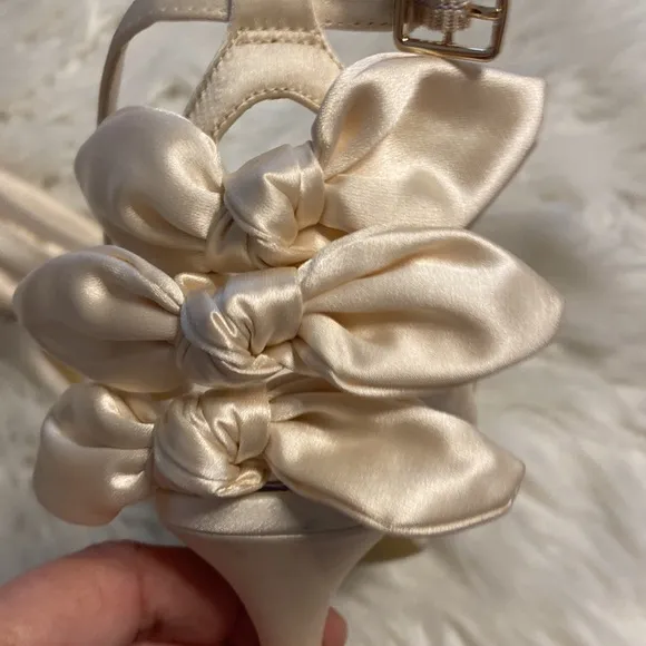 GIANNI BINI SANDALS SIZE 9 BNWOT COLOR CREAM/BEIGE LEATHER SOLE HEEL 4”