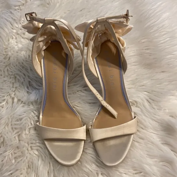 GIANNI BINI SANDALS SIZE 9 BNWOT COLOR CREAM/BEIGE LEATHER SOLE HEEL 4”