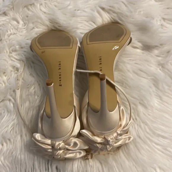 GIANNI BINI SANDALS SIZE 9 BNWOT COLOR CREAM/BEIGE LEATHER SOLE HEEL 4”